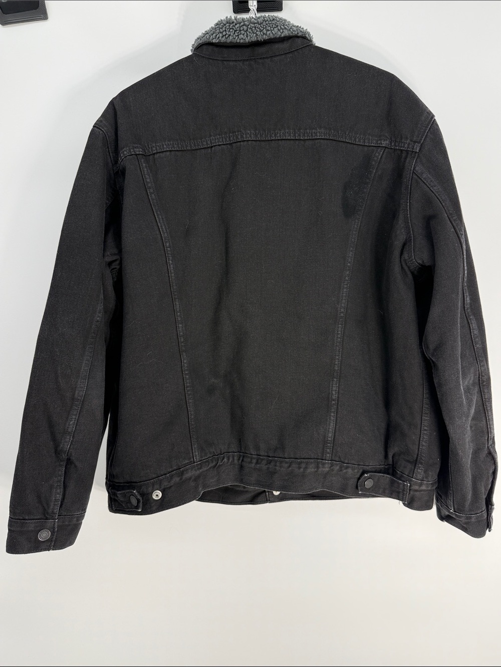 Levi's Black Denim Sherpa Jacket with Gray Lining - Picture 6 of 10